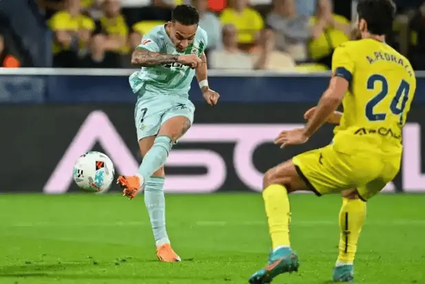 安东尼站了, 他用实际行