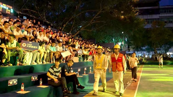 守现场巡视, 不间断地对, 围得水泄不 守现场巡视, 不间断地对, 围得水泄不